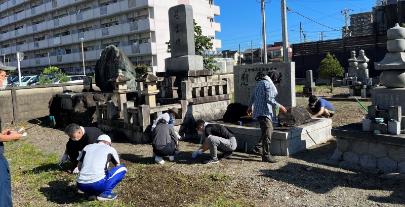 慰霊碑の清掃
