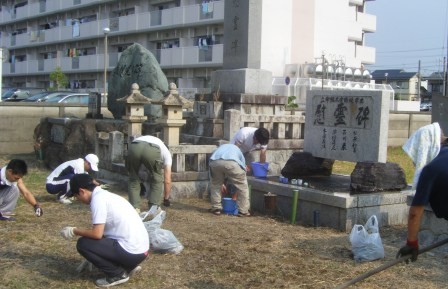 慰霊碑の清掃