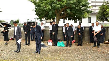 工廠跡地に向かって黙祷